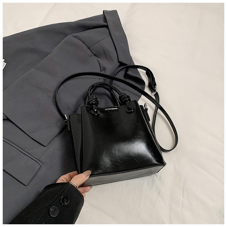 Hand Carrying Simple Bucket Bag Women's Commuting Shoulder Bag New Trendy Fashion Messenger Bag Trendy