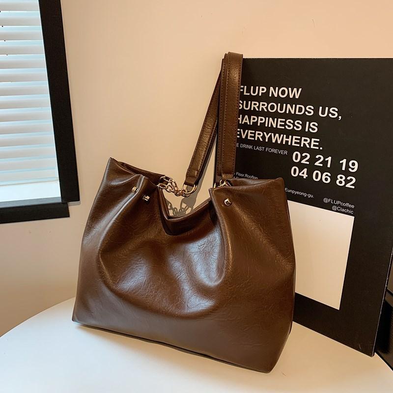 

Retro oil wax leather large-capacity commuter tote bag 2025 new Korean version versatile underarm bag chain shoulder bag