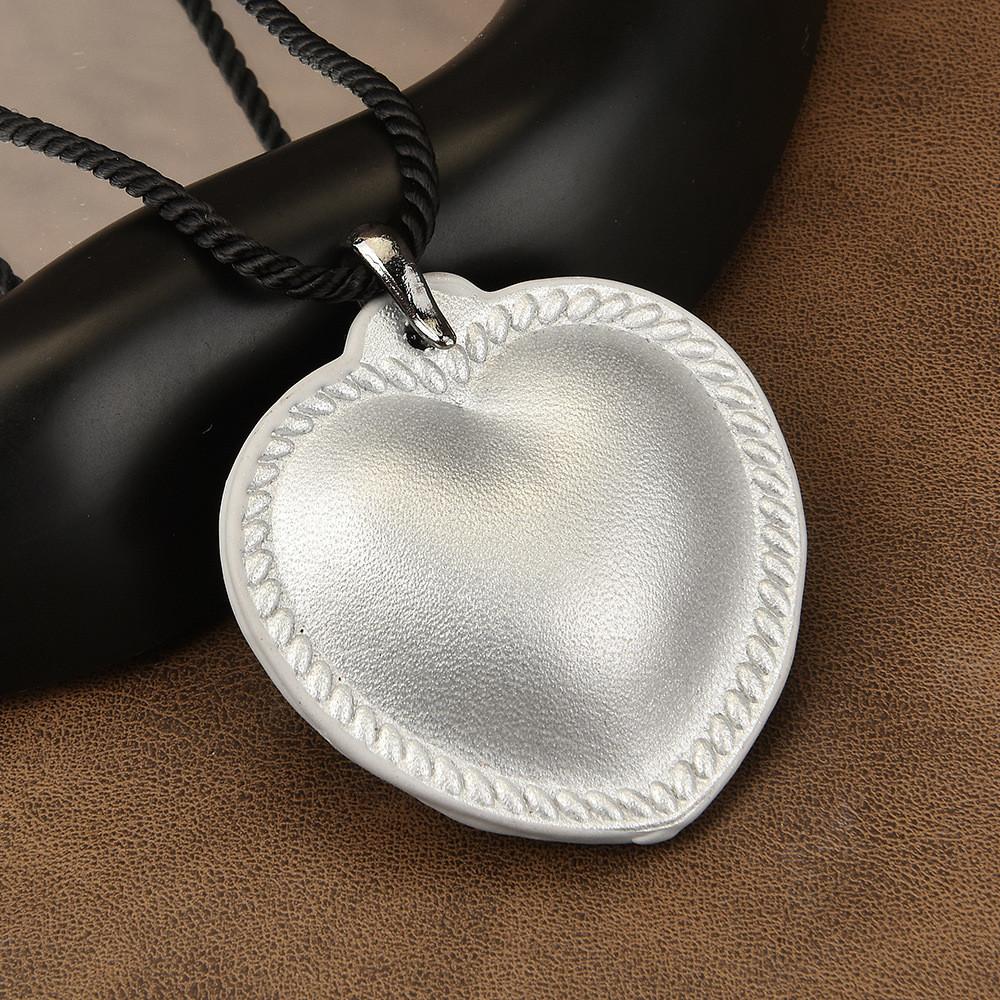 Fashionable Heart Shaped Choker Necklace In Leather For Unisex Wear Casual