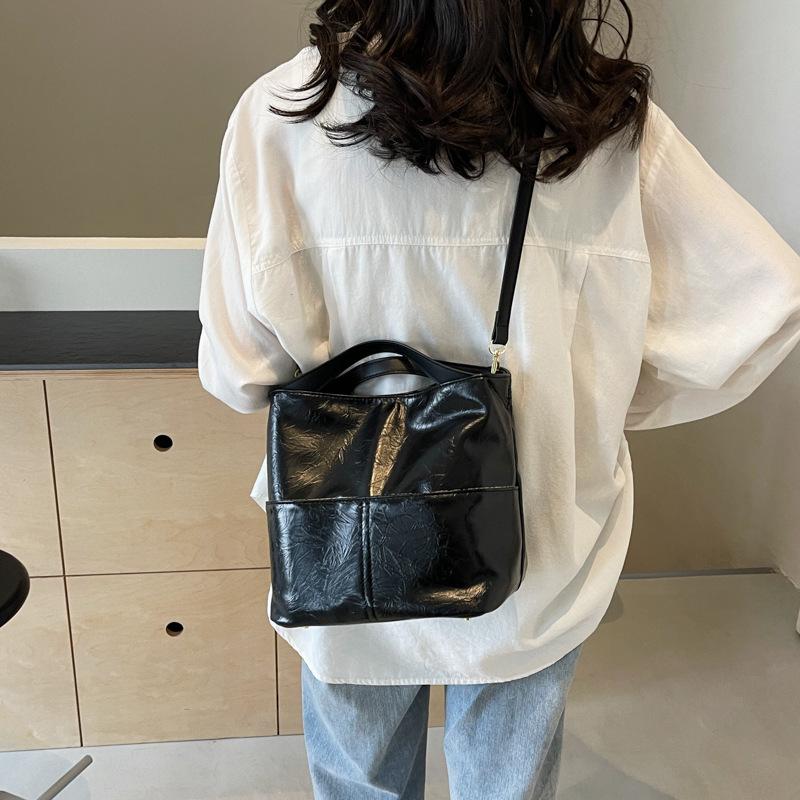 Bag Ladies 2025 New Soft Leather Portable Commuter Bucket Bag Women's Fashion Versatile Large Capacity Shoulder Messenger Bag
