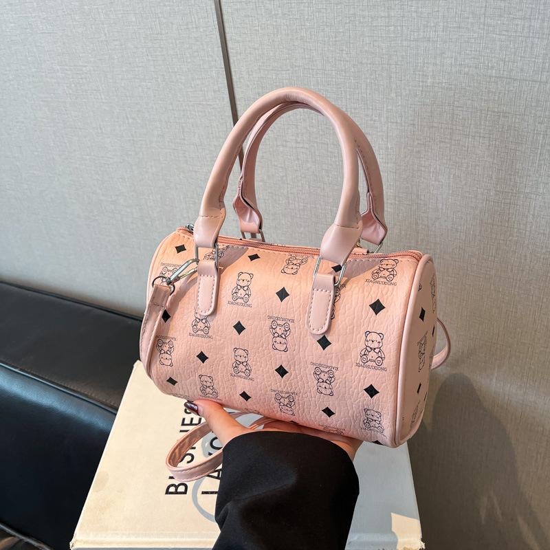 

Large capacity niche light luxury bag women s 2025 new fashion retro shoulder messenger bag foreign style portable Boston розовый