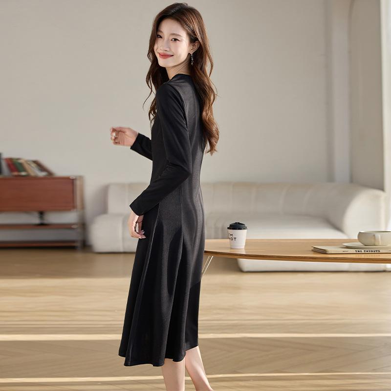 Svislé šaty s výstřihem do V pro ženy na podzim v novém stylu, obepínající pas a štíhlá černá sukně