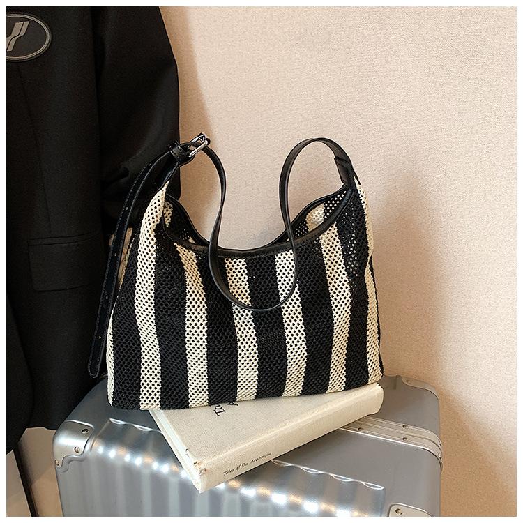 

Summer new single shoulder underarm women s bag niche large-capacity cloth fashionable simple portable women s bag чорний