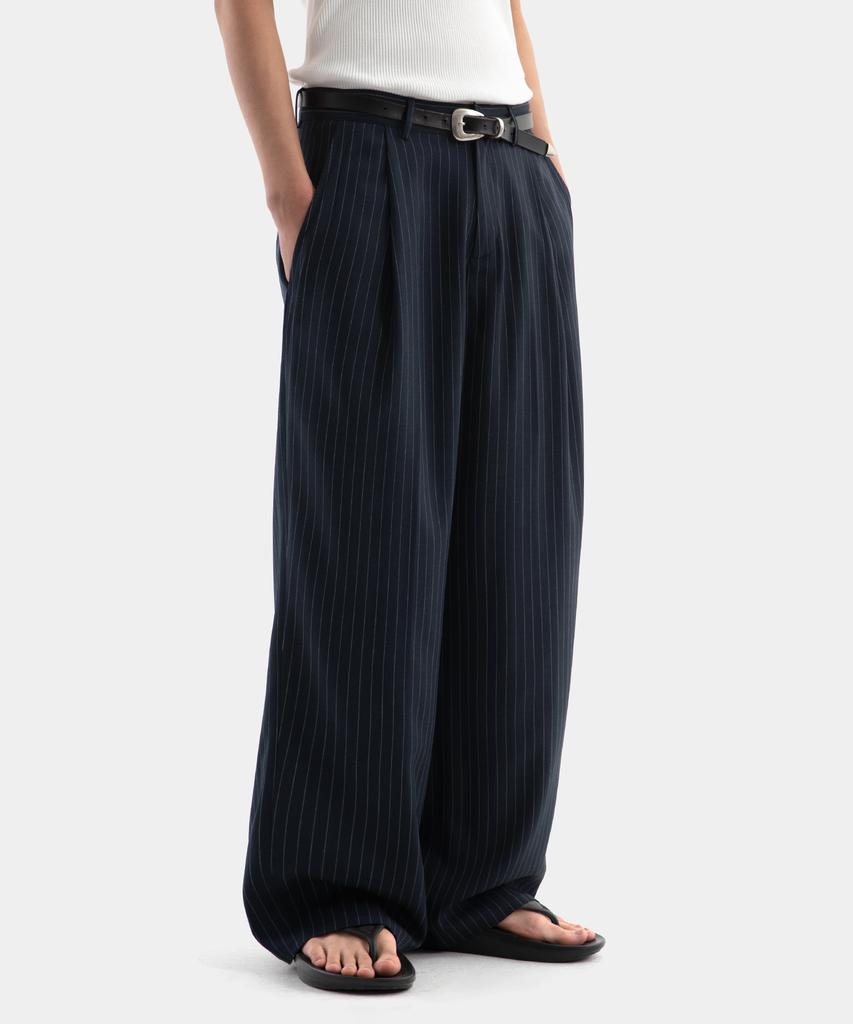 BRENSON Fluid Stripe Single-Pleat Slacks (Navy)