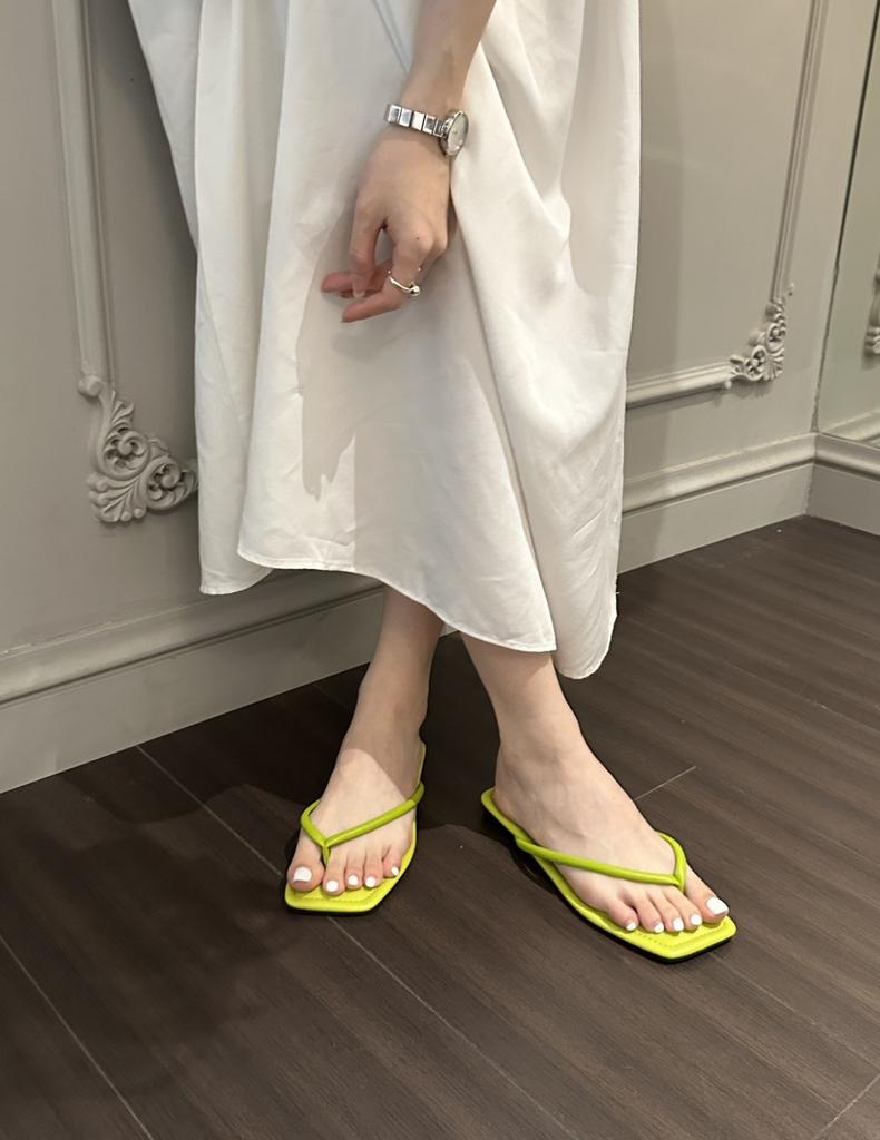 Silberne Flip-Flops mit flacher Sohle Damenschuhe Sommer 2025 neu Nischen-Oberbekleidung Zehen-Strandsandalen