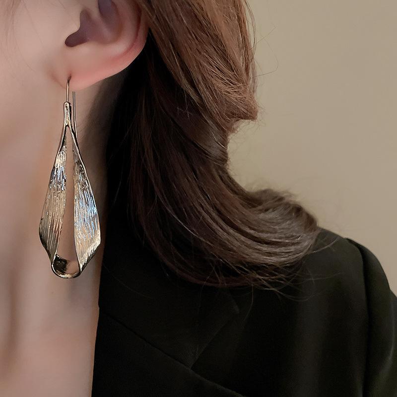 

Cold Water Drop Leaf Ear Hook Earrings, Elegant and High-end Earrings for Women золотий