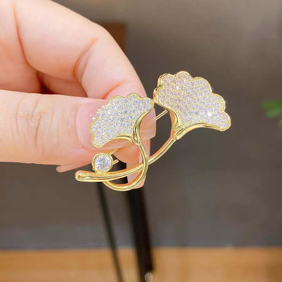 Elegant Pearl Brooch - High-End Minimalist Clothing Accessory