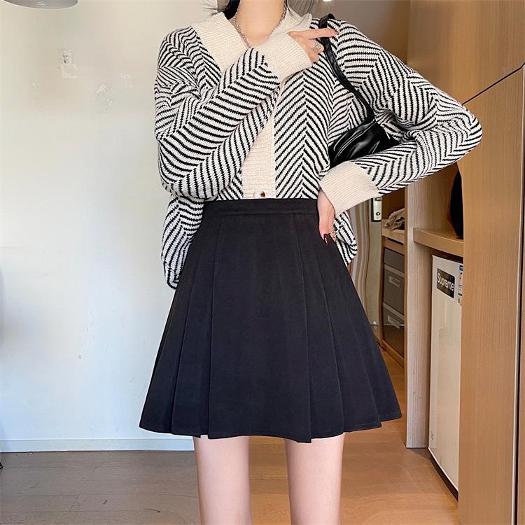 

Autumn Plus Size Black Pleated A-Line Midi Skirt - Women s College Style, High Waist, Slimming. M