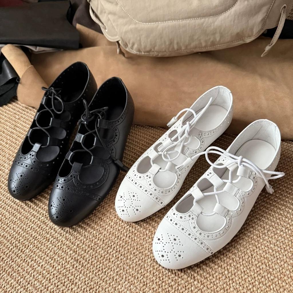 Französische hohle gravierte Ballett-Einzelschuhe Damen Brock flache lässige kleine Lederschuhe weiße Riemen Mary Jane Schuhe