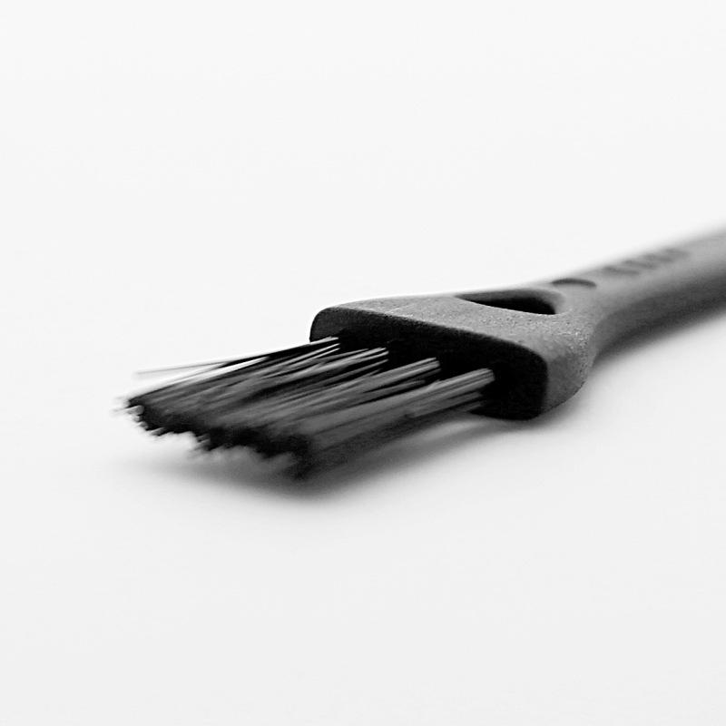 Kompaktní kartáček na čištění vlasů a prachu pro elektrické holicí strojky