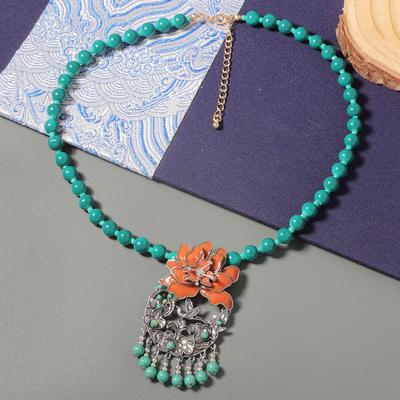 Colar com pingente de liga étnico de nicho de personalidade, estilo exagerado de flor andorinha com franjas, temperamento elegante feminino
