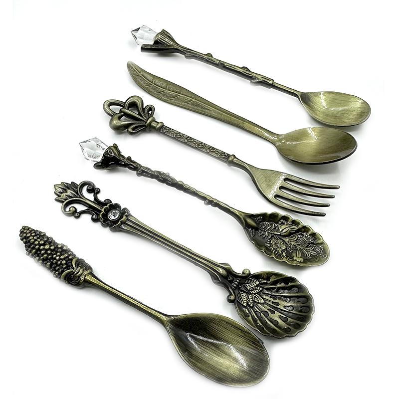

6pcs Vintage Spoons Fork Mini Royal Style Metal Gold Carved Coffee Snacks Fruit Prikkers Dessert Fork Kitchen Tool Teaspoon 1set M