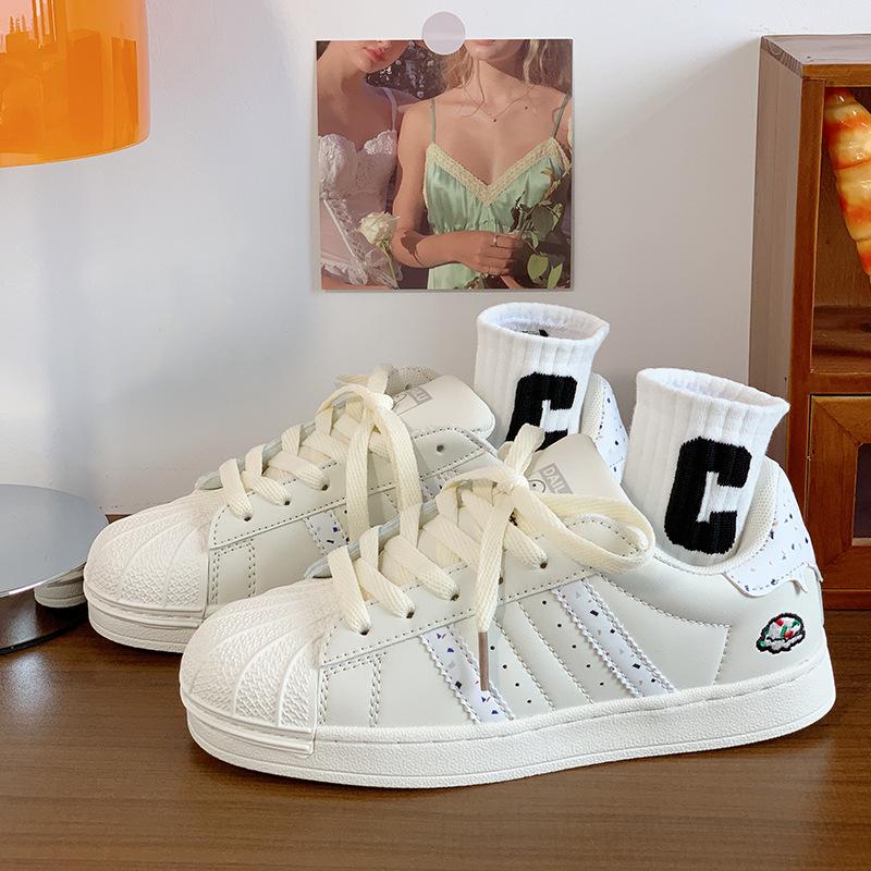 

Маленькие белые туфли женские новые весенне-осенние кремовые ретро студенческие универсальные с ракушечным носком спортивные скейтбордические туфли женские 40