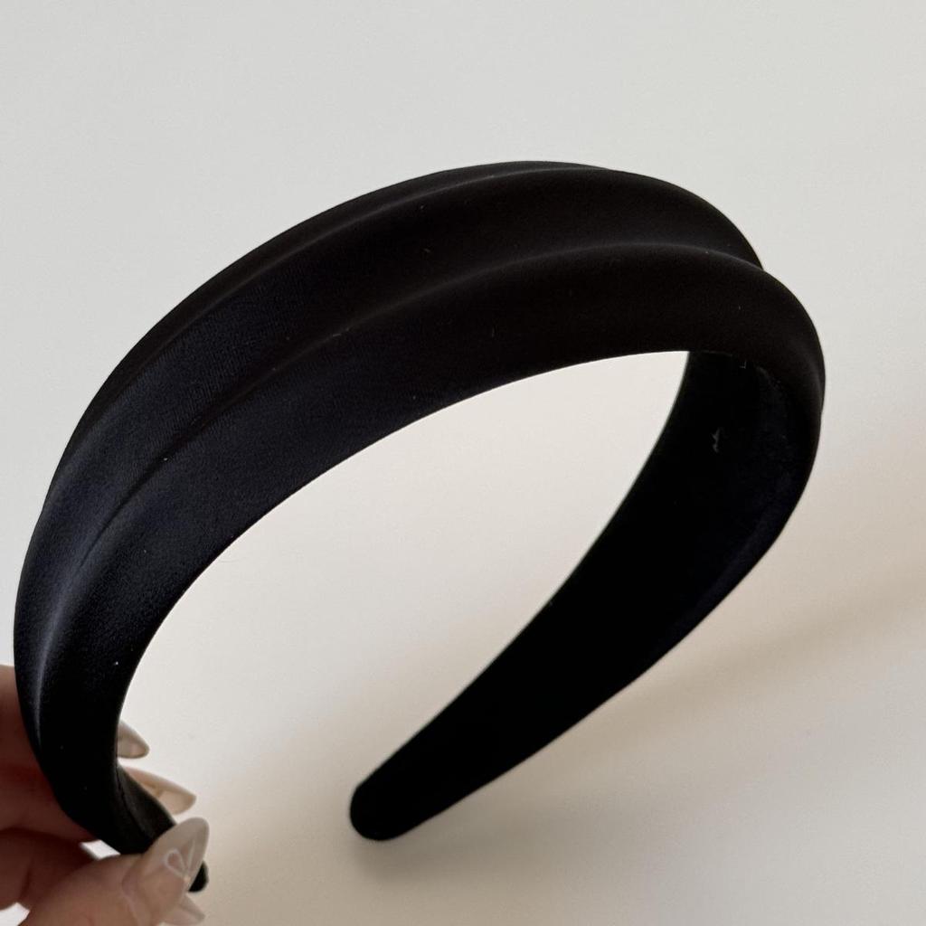 Elegant Embossed Satin Headband: Versatile Wide-Edge Hair Accessory for a High-End Feel