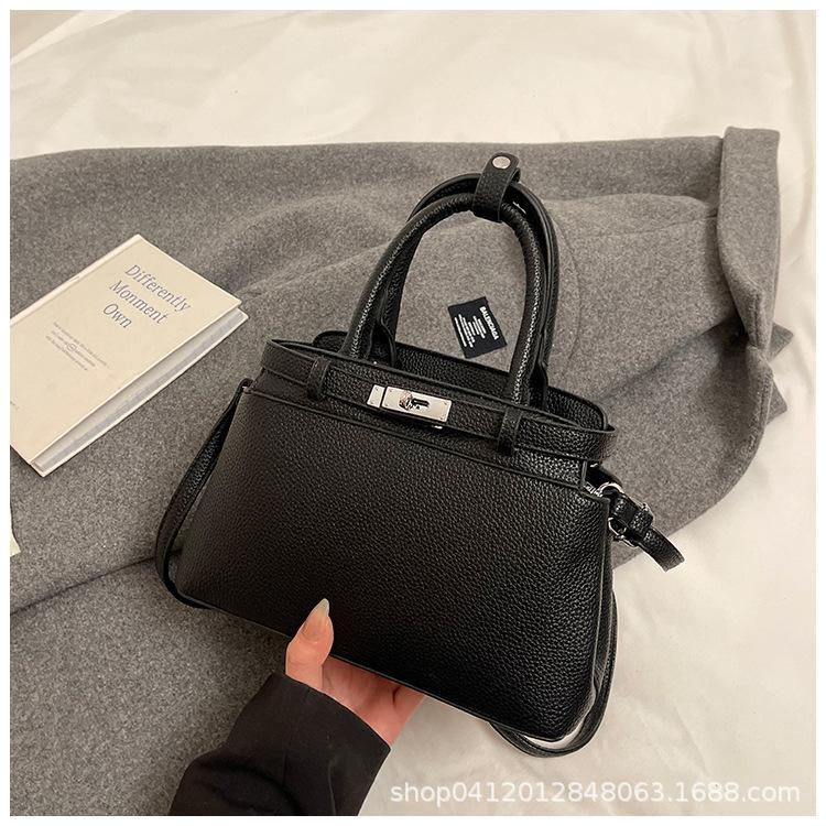 

Модная текстурная женская сумка 2025 весна новая универсальная сумка подмышку ретро простая на плечо сумка-мессенджер чёрный