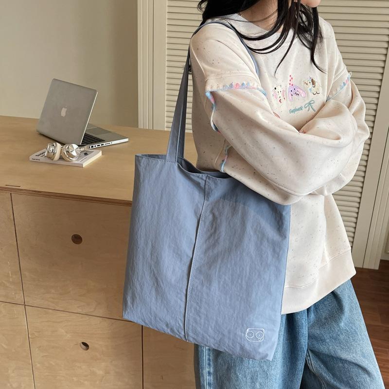 Simple and fashionable Korean version of casual ultra-light and versatile large-capacity nylon cloth shoulder bag tote bag women's commuter bag