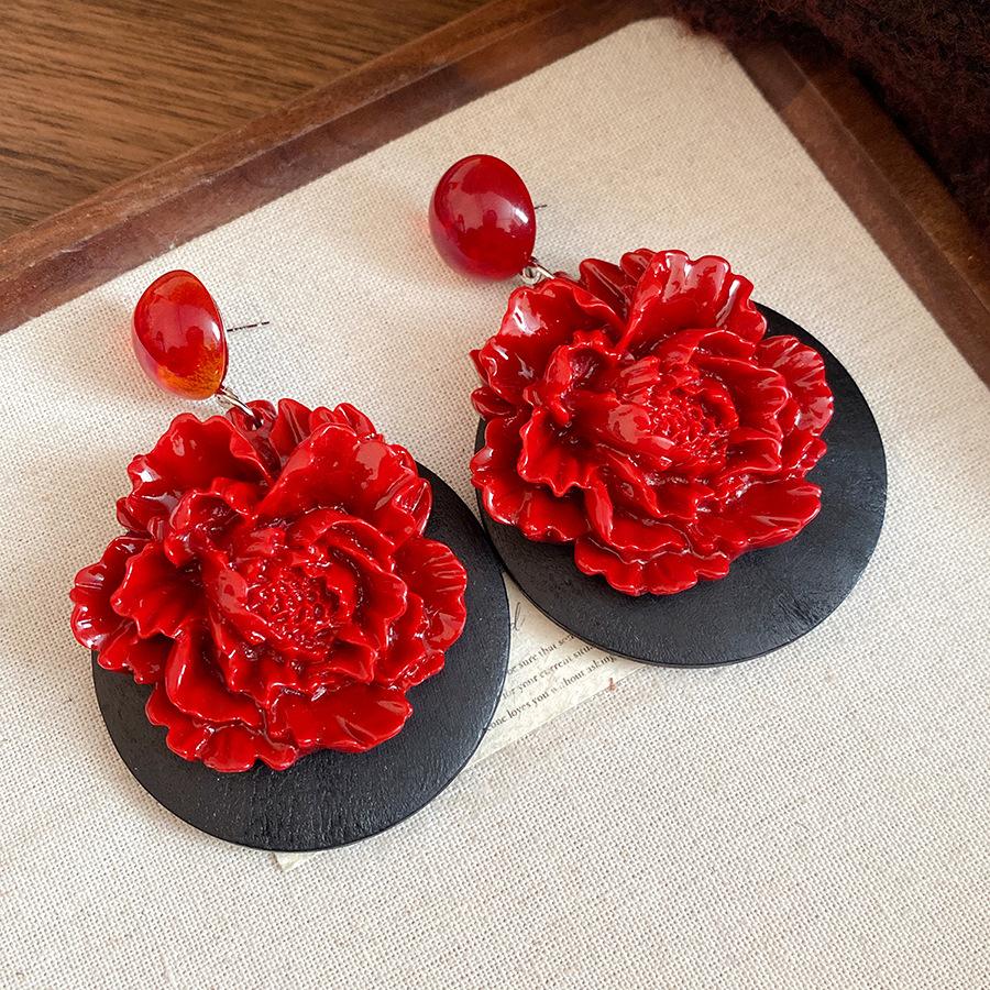 

Silver needle wood resin flower pendant earrings medieval vintage temperament earrings light luxury high-end earrings women