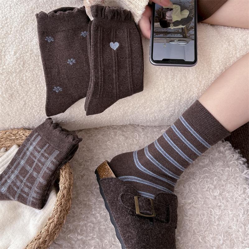 Coffee-colored Wool Socks for Women, Mid-calf Socks for Autumn and Winter, Thickened Cashmere Warm, Retro Heart-shaped Striped Long Socks
