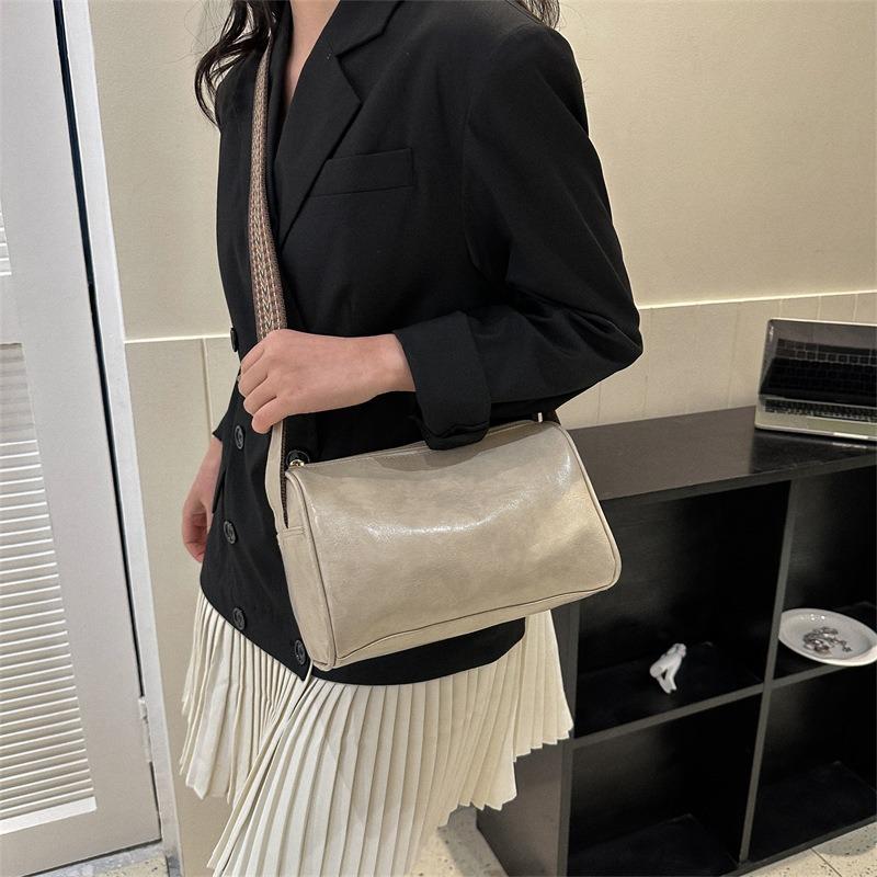 Retro Fashion Simple Shoulder Messenger Bag Is Now Popular Texture Commuting Solid Color Wide Shoulder Strap Temperament Women's Bag