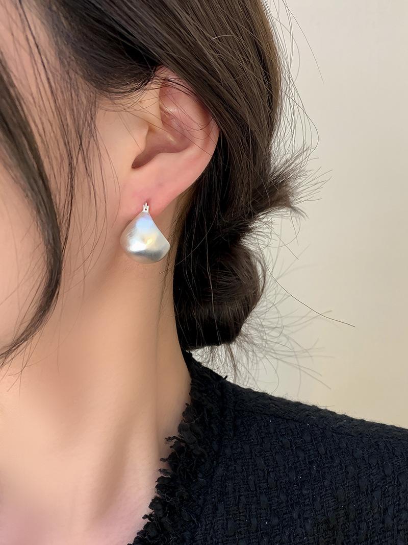 

European and American fashionable matte brushed metal beanie three-dimensional ball earrings cold wind niche earrings women