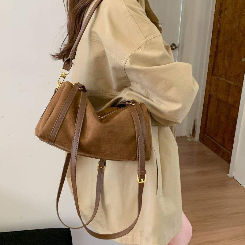 Premium texture bag women's 2025 autumn and winter fashion shoulder messenger bag large capacity niche design portable pillow bag