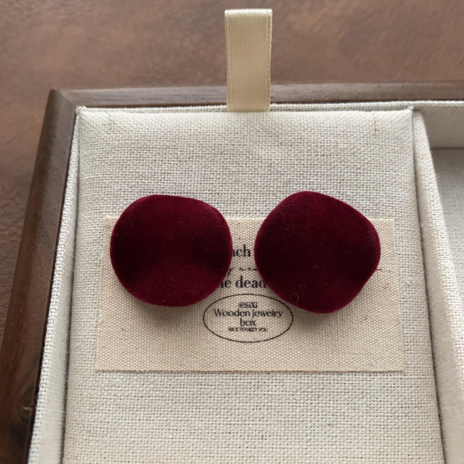 

Fashion love geometric suede stud earrings Ankola red temperament high-end earrings French versatile atmosphere earrings