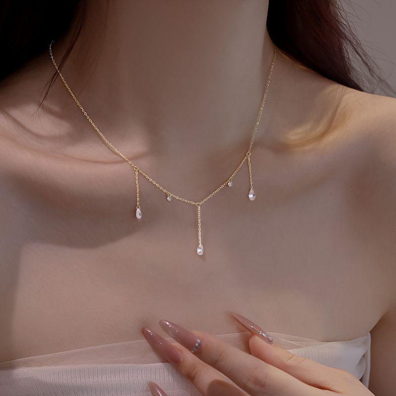 Raffinata Collana con Ciondolo a Goccia d'Acqua con Zirconi e Nappa Dorata in Argento Sterling 925