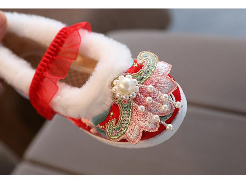 Winter Velvet Hanfu Shoes: Embroidered Chinese-Style Footwear for Children & Women with Thick Cotton for Warmth, Perfect with Ma Mian Skirts.