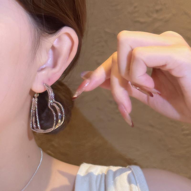 Fashion personality ins cold wind metal love earrings women's design sense large earrings multi-layer peach heart design earrings