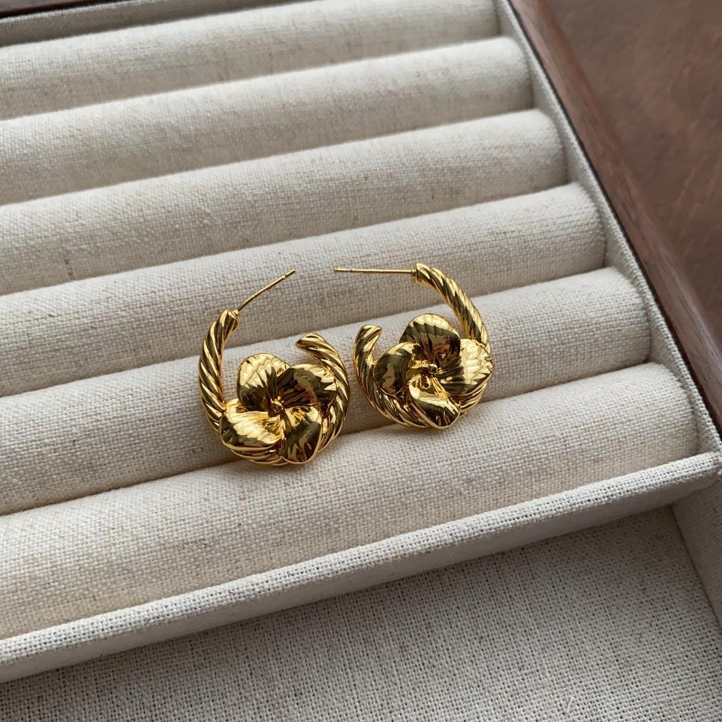 Unique retro stud earrings French exquisite earrings high-end atmosphere noble earrings