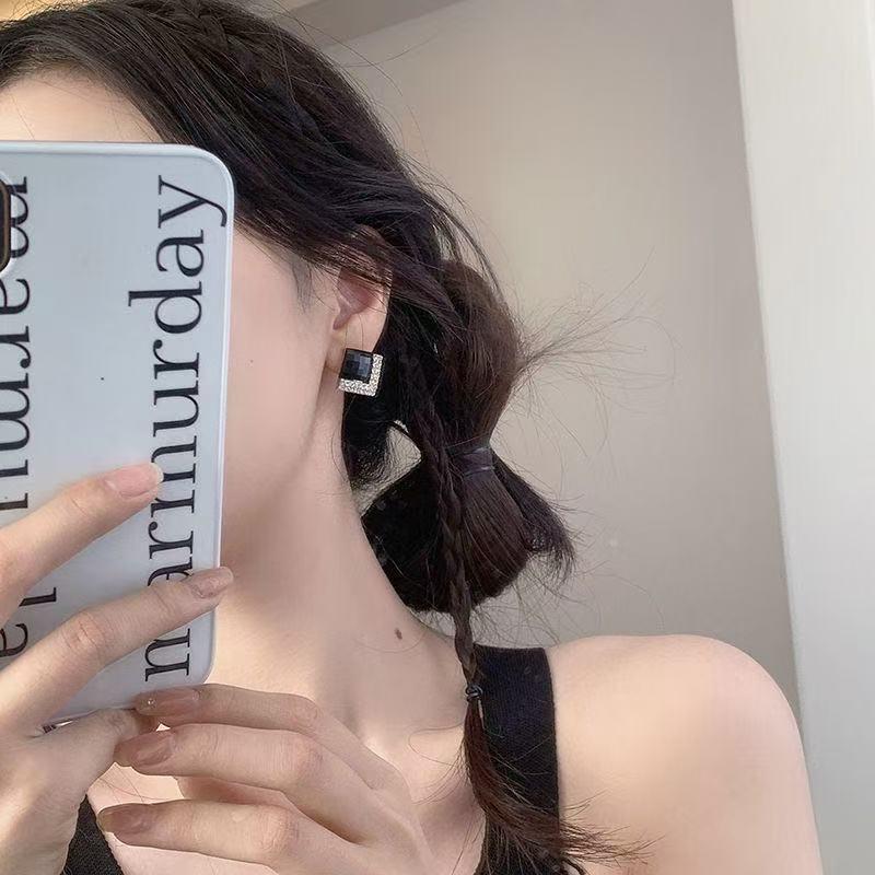 Elegant Geometric Black Rhombus Square Stud Earrings for Women