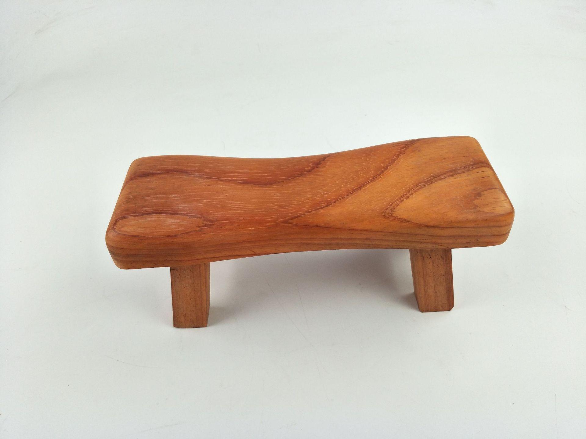 

Подушка для шеи из черного дерева