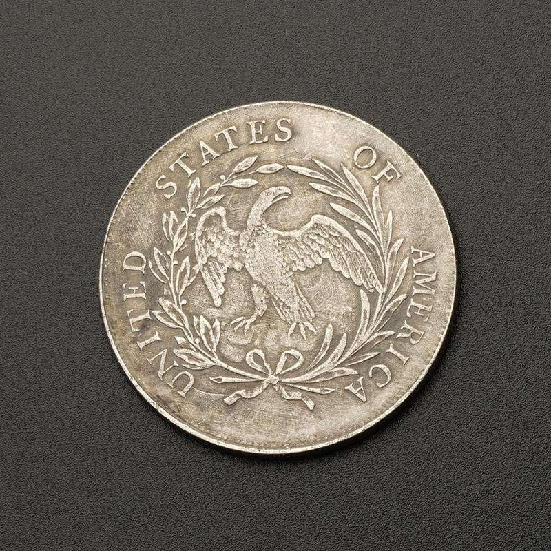 

Ретро-монеты США 1795 года на сундуке