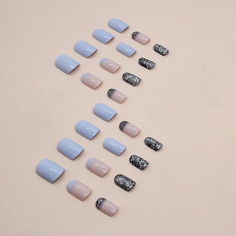 Nebelblaue Glitzer-Farbverlauf Europäischer und Amerikanischer Ins-Stil Klares kaltes Temperament Kurze quadratische Falsche Nägel Abnehmbare Nagelstücke