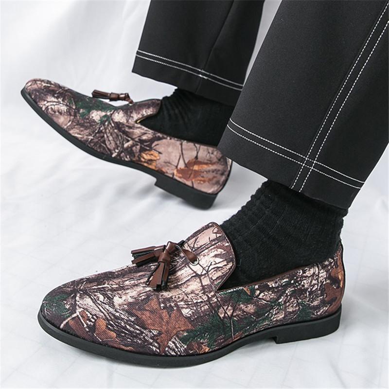 Mode Britische Retro Slipper Neue Herren Spitzschuhe mit Quasten Lederschuhe Männliche Designer Formell Hochzeit Abschlussballkleid Heimkehrschuhe