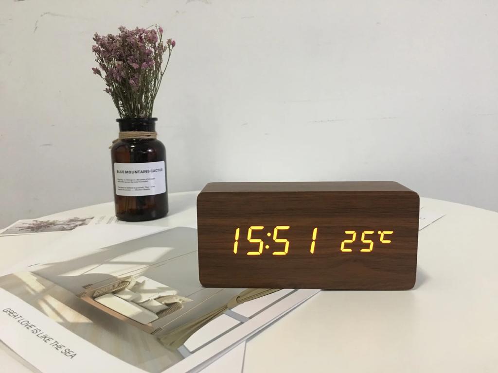 Digitaler Wecker, Holzwecker, USB-/batteriebetrieben, Mini-Würfel-LED-Digitaluhr mit Zeit-/Datums-/Temperaturanzeige