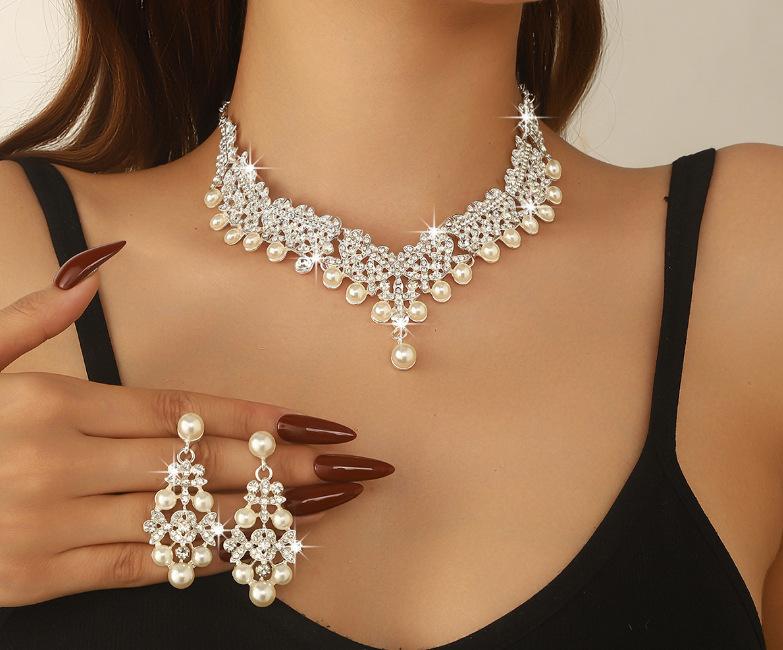 Atmospheric Rhinestones, Silver-plated Bride Jewelry, Necklace, Stud Earrings, Bracelet Set, Dress Accessories.