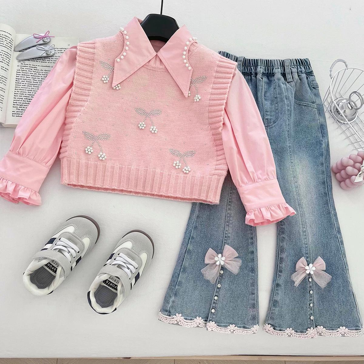 

Комплект вязаного жилета для девочек, осень 2025: Трендовый комплект из трех предметов: рубашка с длинным рукавом с бисером и расклешенные джинсы. 100 cm