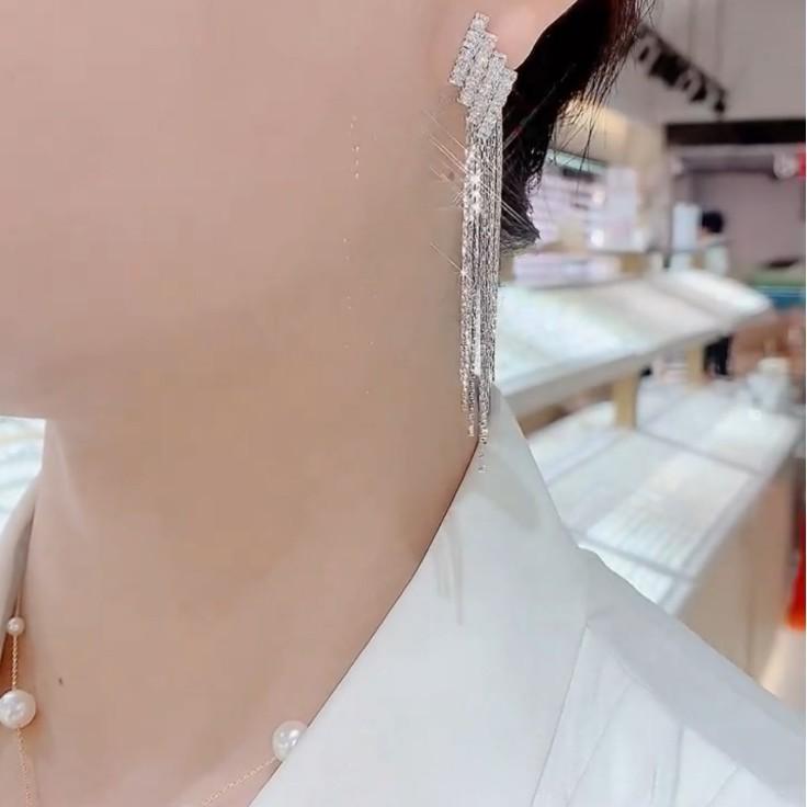 Light Luxury Long Tassel Earrings for Women with A Niche Design, Earrings with Versatile Temperament, and Trendy New Earrings