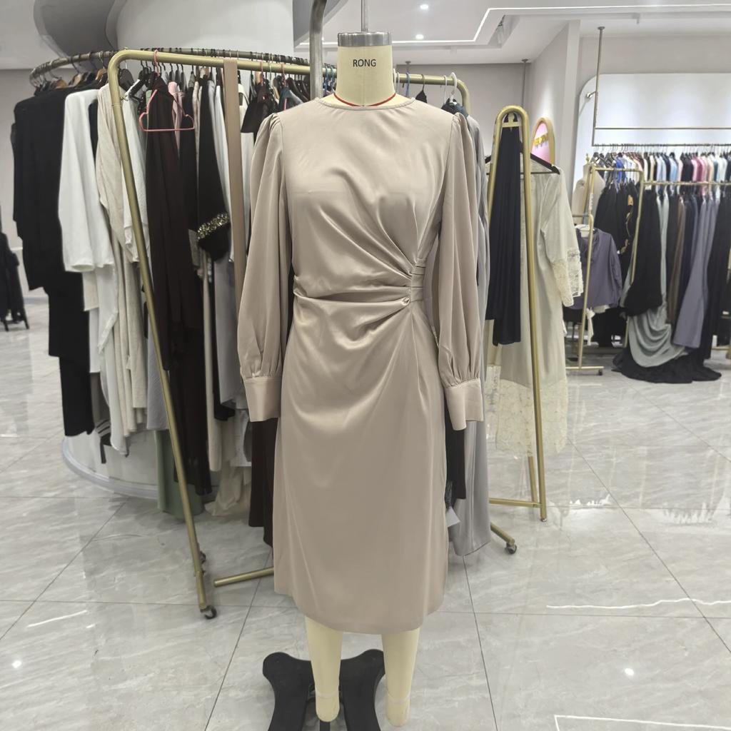 Abito elegante in raso stile europeo e americano con maniche a sbuffo in vita, abito di media e lunga lunghezza con pieghe, borsa a busta, temperamento per il lavoro e il pendolarismo