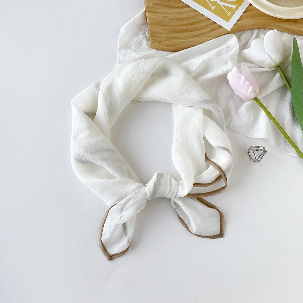 70 * 70 Vier Jahreszeiten verfügbar Neuer kleiner quadratischer Damenschal, hochwertiger Schal mit Buchstabendruck, professioneller Schal, Satinschal