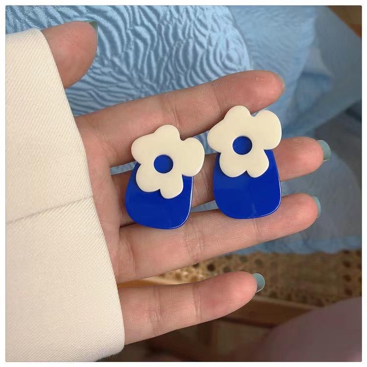 

Korean ins niche design stud earrings~ blue flower earrings women s versatile high-end temperament personalized resin earrings