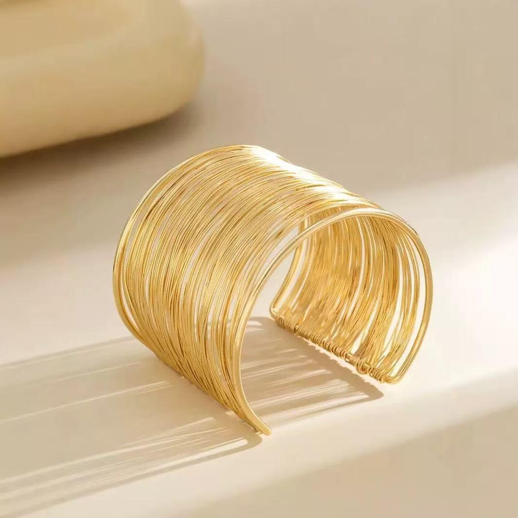 European-American Fashion Metal Wire Open Cuff: High-End Women s Retro Exaggerated Wire-Wrapped Bracelet