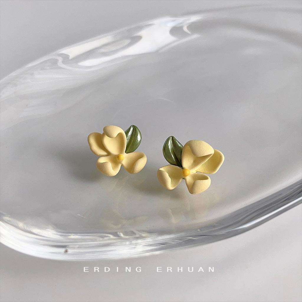 Mori is small and fresh! Gardenia needle paint sweet flower stud earrings simple earrings