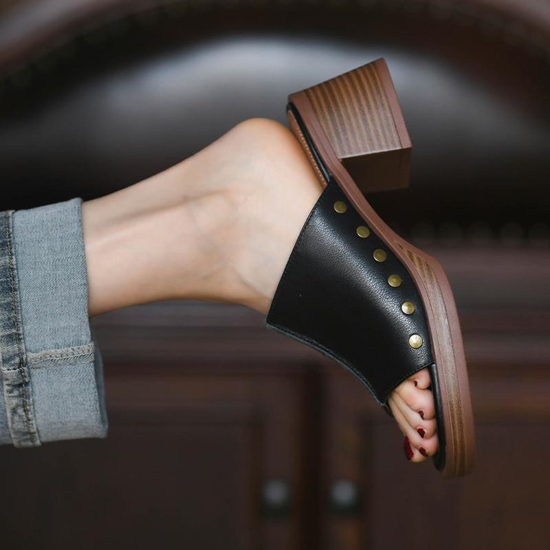 

Классные тапочки Fish mouth женские на среднем каблуке 2025 года, летние новые мягкие кожаные заклепки, модная верхняя одежда, одно слово, перетаскивание, толстый каблук, туфли Muller 40 чёрный