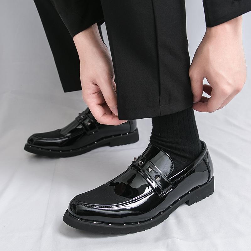 Glänzende Fußabdeckung Nieten spitze Lederschuhe Britischer Stil Kleid Business Casual Schuhe große Größe Slipper Herrenschuhe