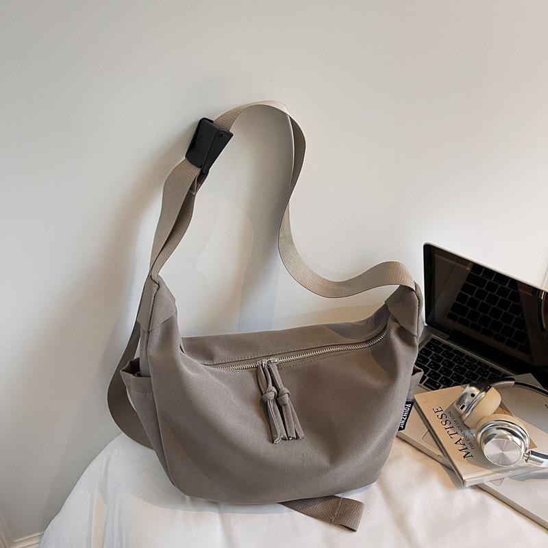 Simple literature and art 2025 autumn new large-capacity women's Korean version solid color trend convenient single shoulder underarm crossbody w