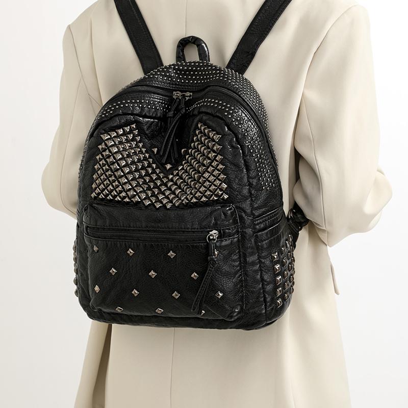 Nietenverzierter Rucksack Modischer Punk-Stil Rucksack für Damen Lässiger täglicher Gebrauch Leichter Rucksack mit Nieten für den täglichen Weg zur Arbeit, Schule und Reisen