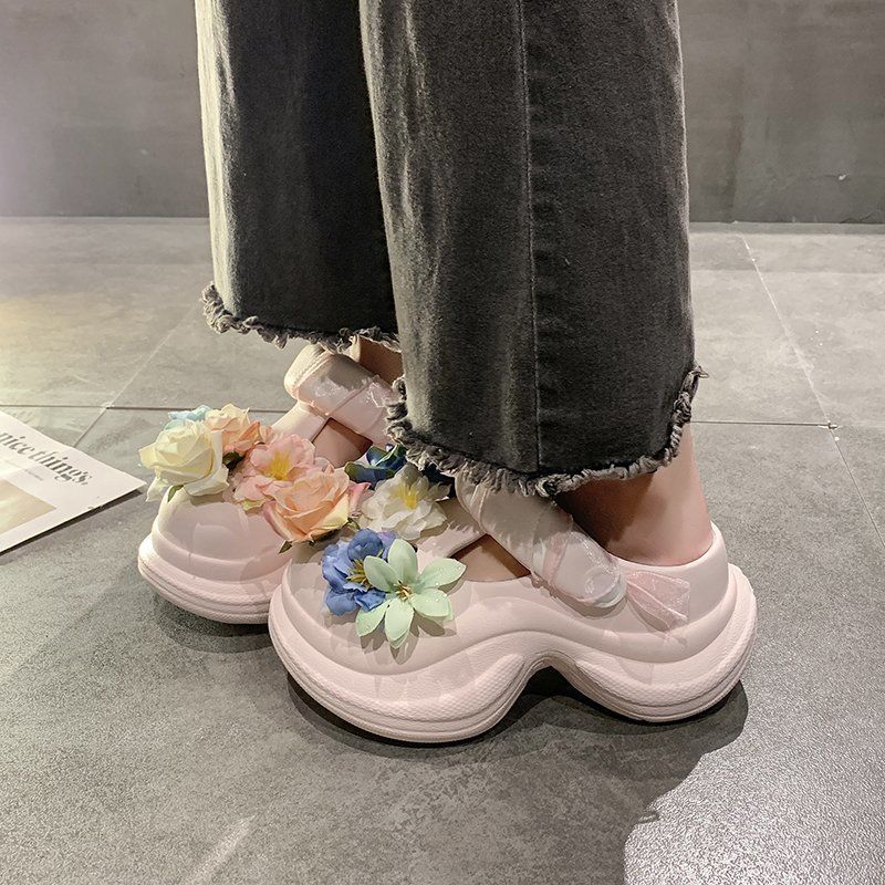 Cute temperament small flower high value hole shoes women's summer wear 2025 thick sole heightening non-slip light comfortable slippers