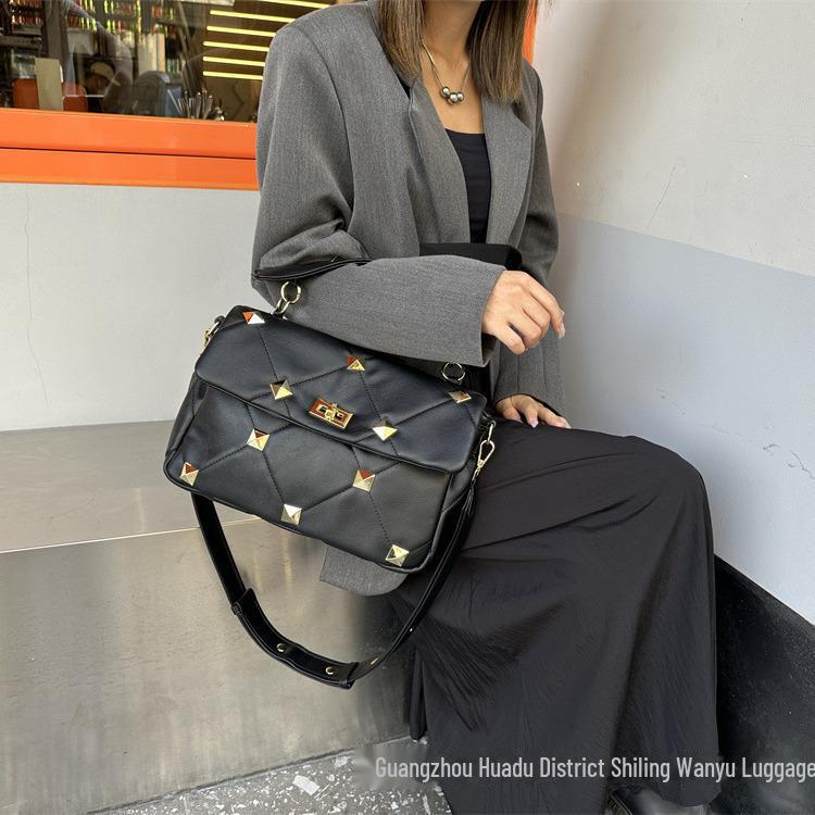 

Женская сумка Rivet Diamond Chain 2023 года — универсальная европейская и американская сумка большой вместимости для ношения на плече/через плечо 31*9*21cm чёрный